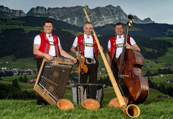 Streichmusik Appenzeller Echo mit Talerbecki und Alphorn Schweizer Volksmusik