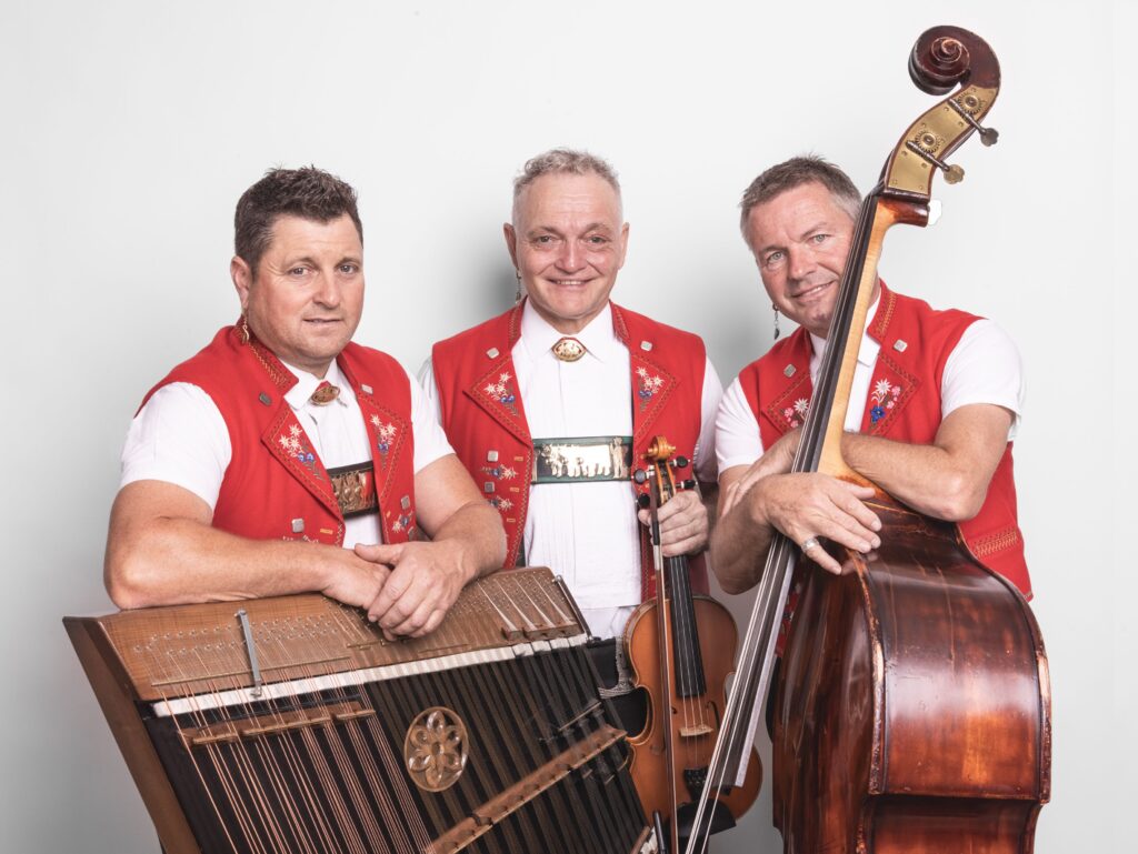 Appenzeller Echo Streichmusik mit Geige Hackbrett und Bass aus der Schweiz