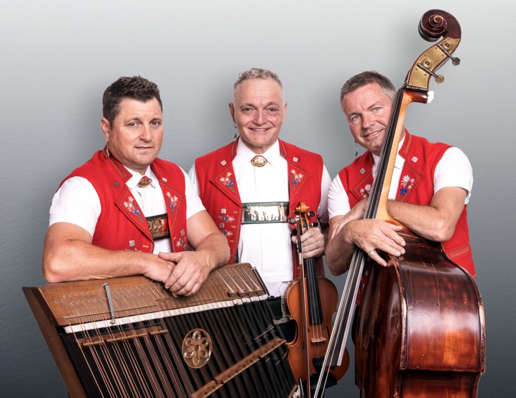 Appenzeller Echo im Trio mit Geige Hackbrett und Bass