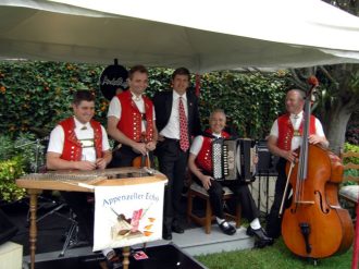 An der Eröffnungsfeier der Schweizerwoche in der Residnzia in Quito: Appenzeller Echo mit Botschafter Markus-Alexander Antonietti