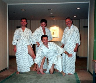 Mit dem Kimono Bademantel auf dem Flur.