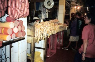 In der Tropenhitze werden auch Wurstwaren u. Hühnerfleisch angeboten, ohne Kühlung!