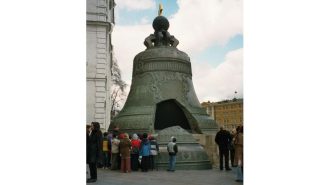 Die weltgrösste Glocke (210t, 6m hoch) wurde noch beim Auskühlen wegen eines Brandes 1735 beschädigt u. nie benutzt.