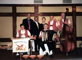 Honorarkonsul-Ernennung von Markus Rüegg in Santa Cruz (Inhaber des Chalet La Suisse), Walter Bopp (Geschaftsträger Schweizerische Botschaft La Paz)