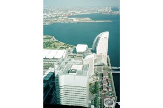 Sicht vom Landmark Tower auf das Inter-Continental Hotel in Yokohama, wo wir logierten und aufspielten (Rechts; in Segelform)