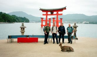 Der Itsukushima-Schrein auf der Insel Miyajima. (ps. Im Vordergrund das Tier, welches den Inselplan von Hans gegessen hat!)