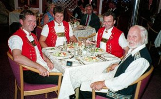Beim Abendessen auf dem Schiff: das Trio "Appenzeller Echo" mit Arnold Rubin