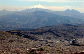 Die Stadt Quito, mit 1,4 Mio Einwohnern, liegt auf 2'850m ü. Meer. Im Hintergrund zeigt sich der höchste, aktive Vulkan des Landes: der Cotopaxi 5'897m ü. Meer.
