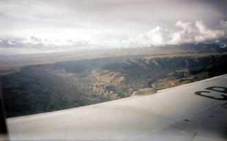 Anflug auf La Paz. (im Hintergrund das Altiplano, 4000m ü.Meer)