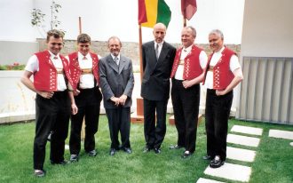 Anlässlich der Neueröffnung des Neubaus der schweizerischen Botschaft in La Paz, Bolivien. Wir mit Walter Bopp (Geschaftsträger Schweizerische Botschaft in La Paz, links) und Eric Martin, Botschafter der Länder Peru und Bolivien.
