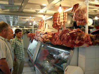 Auf dem Gemüse u. Fleischmarkt von Quito...