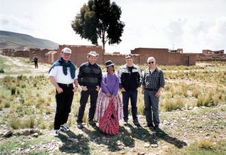 Gruppenbild: Appenzeller Echo trifft eine bolivianische Bäuerin.