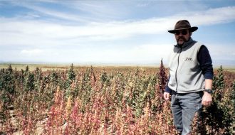 Unser "Reiseleiter" Willi Graf zeigte uns auch ein typisches Anbaufeld (Quinua Pflanze) auf dem Altiplano.