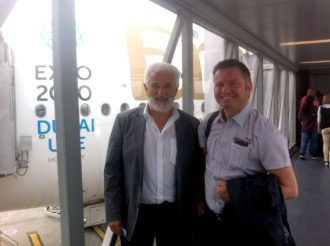 Walter Alder (Hackbrettaushilfe) und Walter Neff beim Einstieg in die A380