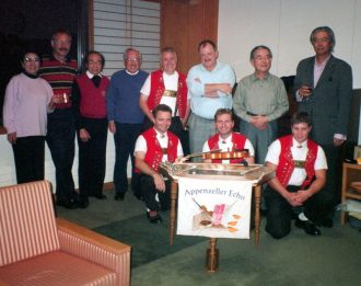 Gruppenbild der Golfspieler im Clubhaus, im Norden von Tokio; in Nasu.