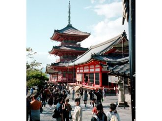 Der ursprüngliche Kiyomizu-Dera stammt aus dem Jahre 798. Der Tempel gehört zur buddhistischen hosso-Schule und gilt als eines der schönsten Wahrzeichen der Stadt Kyoto.