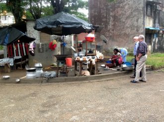 Erkundungstour in der Stadt Abidjan: Kochstätte inkl. Imbis-Stand