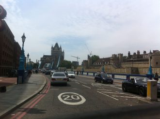 Tower Bridge im Vordergrund.