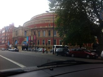 ...vorbei am berühmten Royal Albert Hall!
