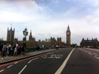 ...über der Themse mit Blick auf Big Ben und Palace of Westminster.