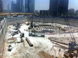 Besichtigung einer Baustelle aus einem gekühlten Durchgang in der Innenstadt.