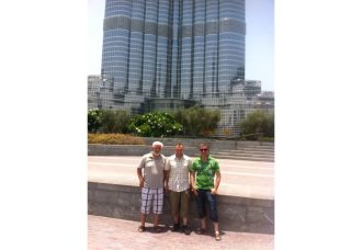 Das Appenzeller Echo mit Walter Alder als Aushilfe vor dem Burj Khalifa.